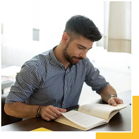 Studente lavoratore studia in un Centro Studio Grandi Scuole per conseguire il DIploma.